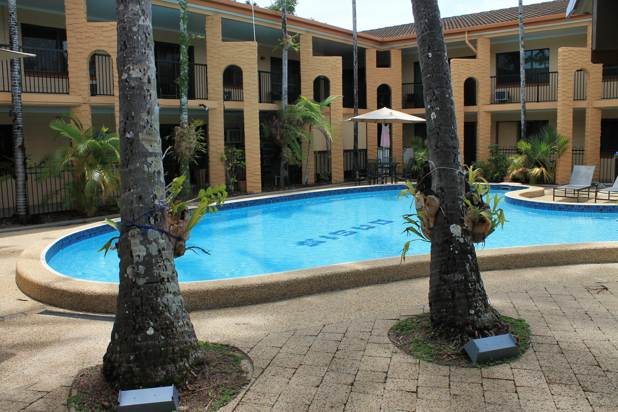 Oasis Inn Apartments Cairns Exterior foto